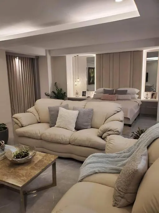 Apartment Luxury Suite In Bf Homes Manila